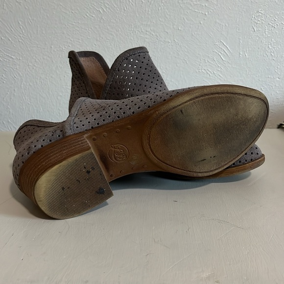 Gray suede Lucky booties - Picture 2 of 7